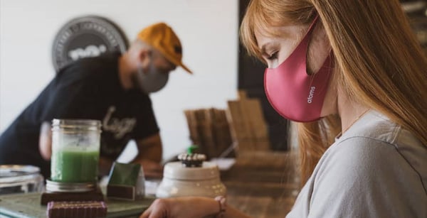 Gebruik van bio en herbruikbare gezichtsmaskers om plastic vervuiling te verminderen